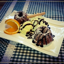 Mohr im Hemd  „Jagdhaus Art“ - Schoko–Nuss-Kuchen mit Vanilleeis und Schlagobers/Jagdhaus Schmidhammer